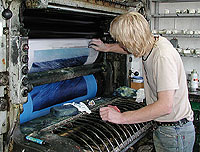 Tryckare Lasse Lindström i arbete.