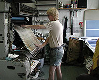 Aluminiumplåten sätts i tryckpressen inför nästa tryckning.