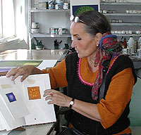 Maria Hillfon visar skisser till hennes litografier.