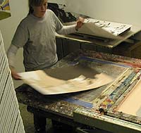 Catarina byter till nästa serigraifiska blad.