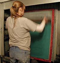 Nästa färgstencil appliceras.