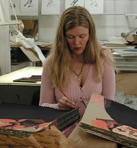 Cecilia Sikstr�m signerar den f�rdiga serigrafin - Marlene.