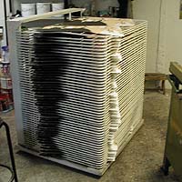 Ställ för torkning av serigrafierna.