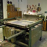 Tryckpress som används vid tryckning av serigrafier / silk-screen tryck