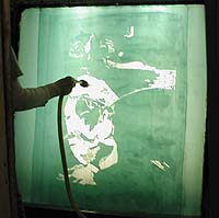 Icke härdad färgstencil avlägsnas.