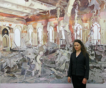 Filippa Arrias framför målningen7 April 2003 - Klicka för en förstoring.