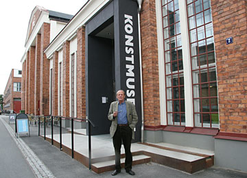 Ulf Gripenholm utanför Eskilstuna konstmuseum 2007