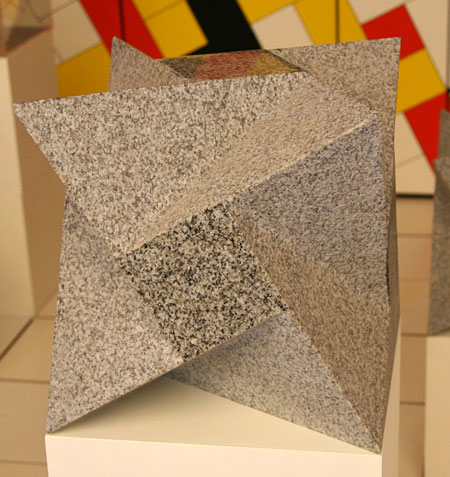 Skulptur i granit av Cajsa Holmstrand.