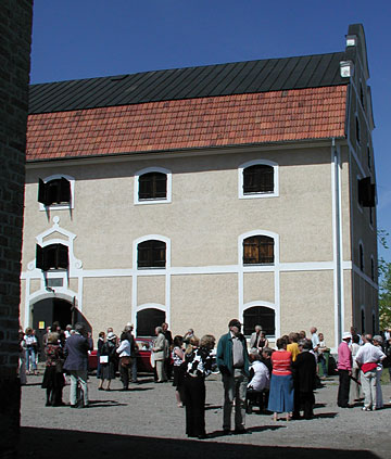 Lövstabruks stora magasin på vernissagedagen den 10 juni. Utställning på tre plan.