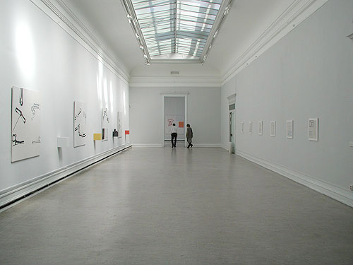 Målningar av Kjell Strandqvist i Konstakademiens stora sal.  Klicka på målningarna för att se dem i förstoring.