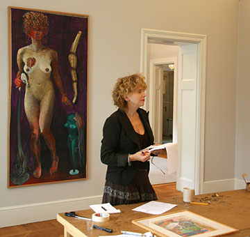 Eva Zettervall förbereder utställningen